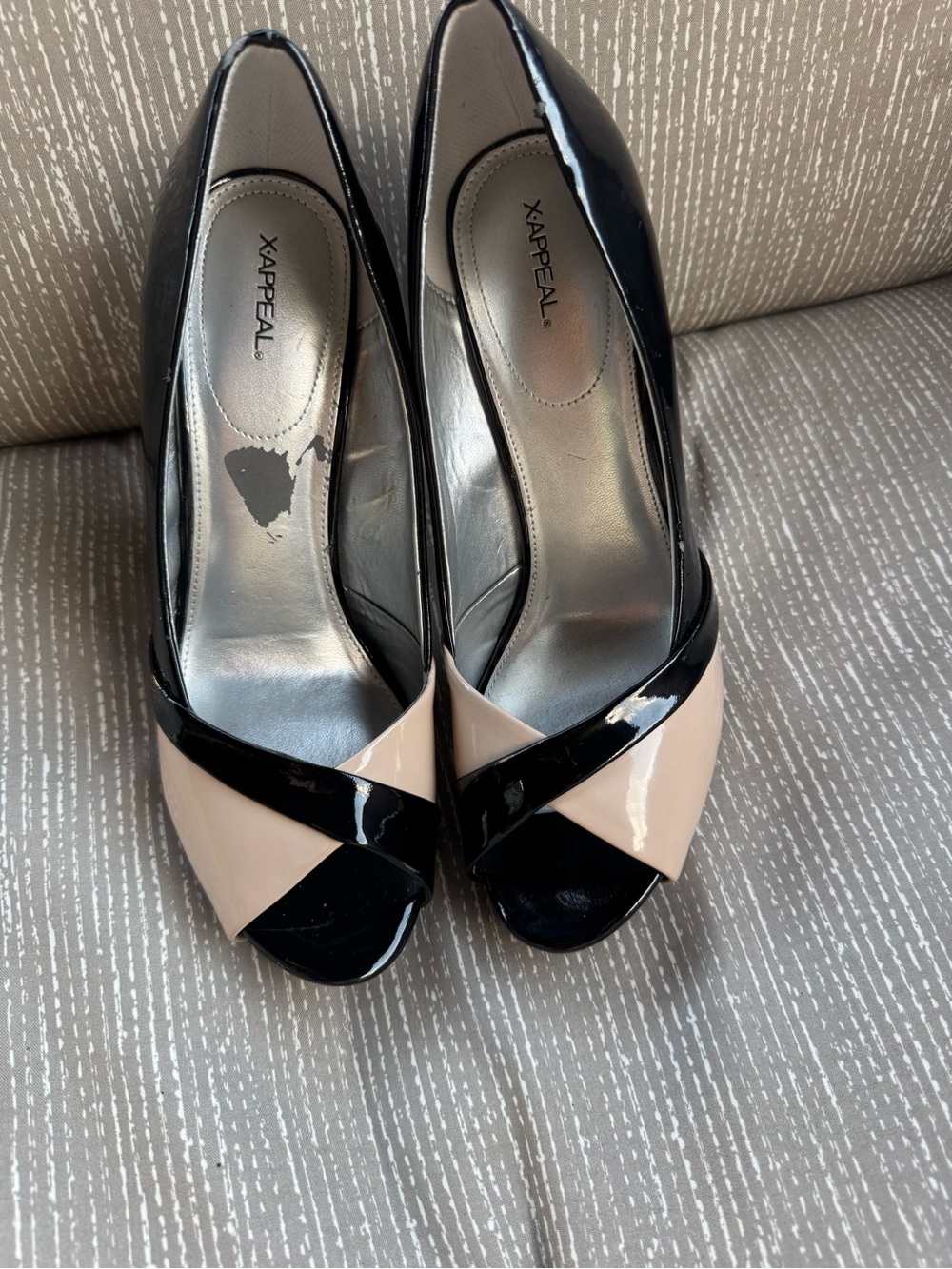 x-appeal Sz 9 Black and Nude Patent Peep-Toe Heels with Crossover Straps GUC😊😊